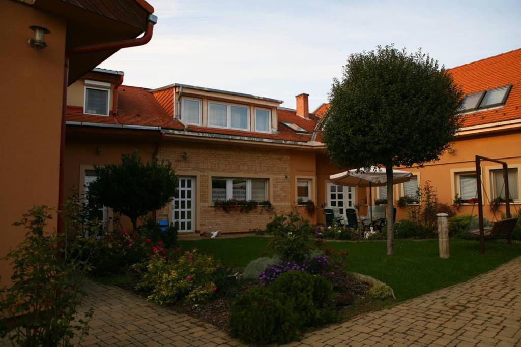 Teubel apartman 1. Szekesfehervar Bagian luar foto